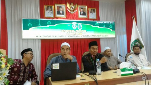 Guru Syahwani (menggunakan laptop) memaparkan kondisi mualaf di Paramasan (HSS)