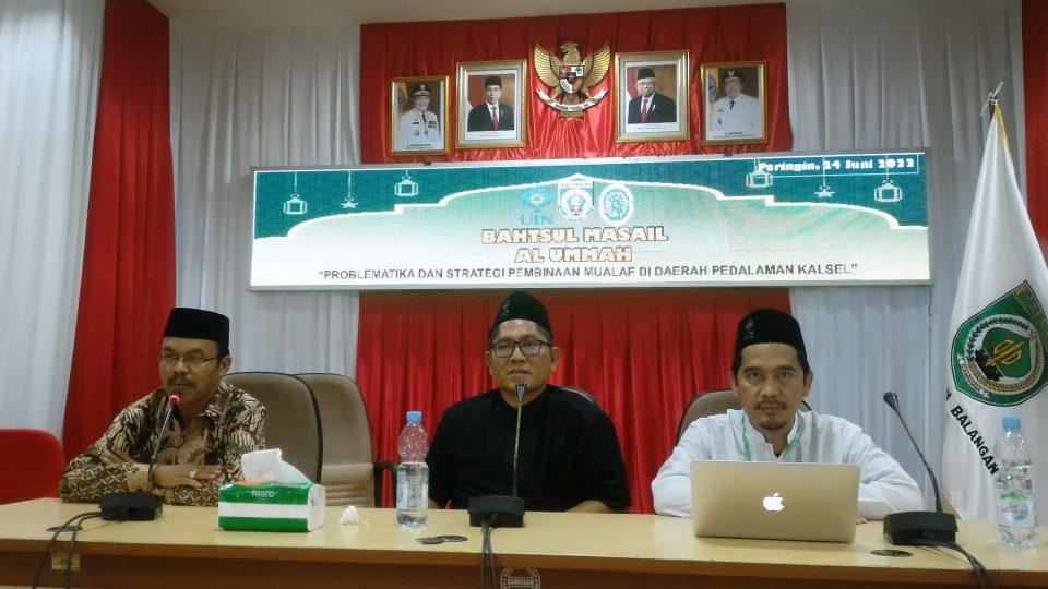 Ketua LP2M UIN Antasari (Kanan) membacakan rekomendasi Bahtsul Masail Ummah 2022 di Balangan