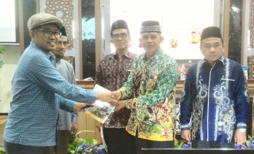 Nasrullah serahkan kenang-kenangan berupa karya tulisnya kepada Dekan FDIK UIN Antasari