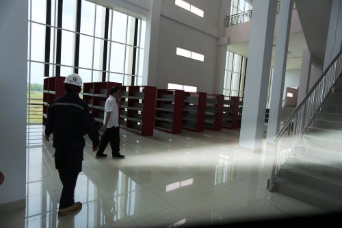 Bagian dalam perpustakaan UIN Antasari di Kampus 2 Banjarbaru saat dikunjungi rektor, Sabtu (09.07.2022). Foto Humas-Hadi R.