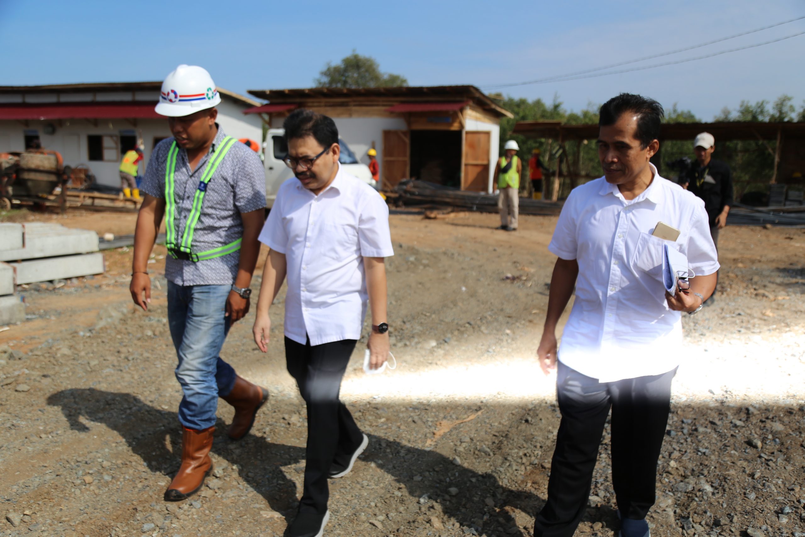 Di tengah terik matahari Rektor UIN Antasari (tengah) kunjungi lokasi pembangunan asrama putri di Banjarbaru
