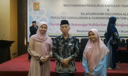 Dua alumnus berfoto bersama Tokoh Alumni Fakultas Ushuluddin. Foto Humas-UIN Antasari