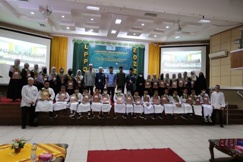 Foto Bersama Para Peserta, Panitia, dan Rektor UIN Antasari