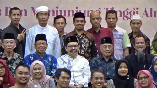 Foto bersama Rektor UIN Antasari dengan alumni Fakultas Ushuluddin. Foto Humas-Achmad Magfur
