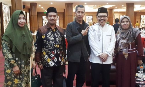 Foto bersama Rektor UIN Antasari dengan alumnus satu angkatan tahun 1990. Foto Humas-Achmad Magfur