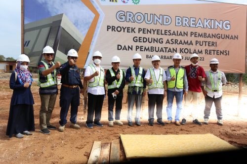 Foto bersama rektor dan jajaran dengan para kontraktor