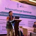H. Faried F. Saenong, M.A., M.Sc., Ph.D. (Dosen UIII) jadi narasumber di Seminar Internasional UIN Antasari, Selasa (260722). Foto Humas-Hadi Rustami