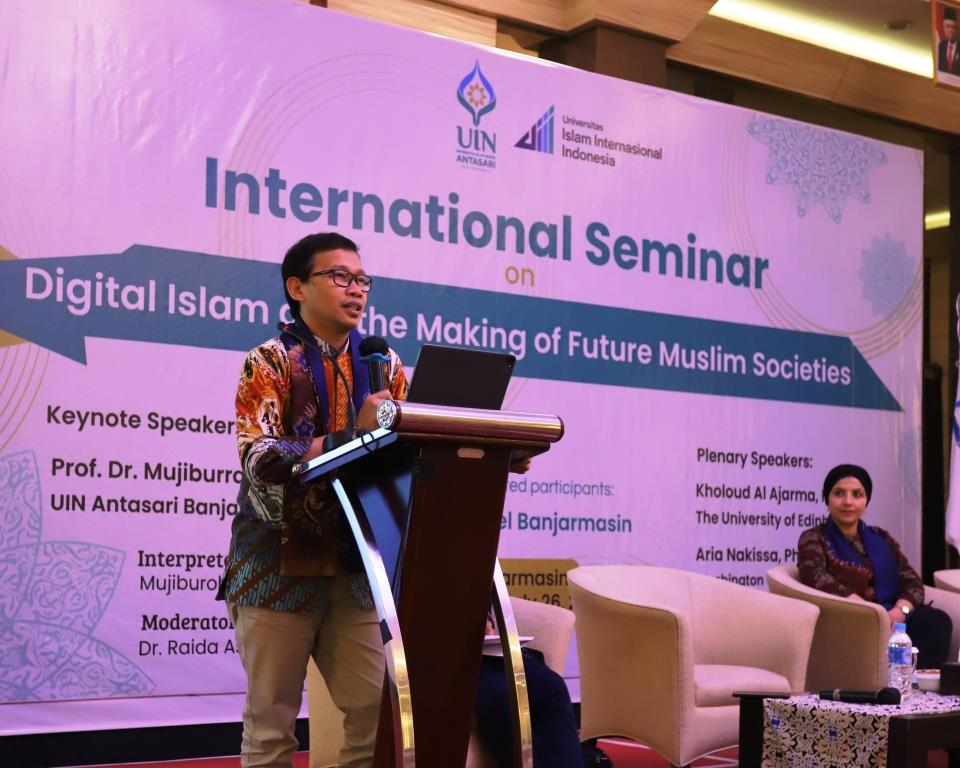 H. Faried F. Saenong, M.A., M.Sc., Ph.D. (Dosen UIII) jadi narasumber di Seminar Internasional UIN Antasari, Selasa (260722). Foto Humas-Hadi Rustami