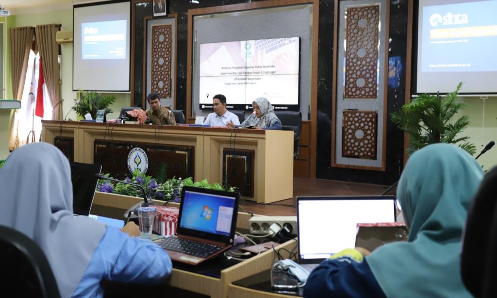 Imam Much Ibnu Subroto (paling kiri) saat dihadirkan di UIN Antasari. Foto Humas-Hadi Rustami