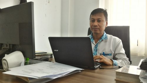 Kepala Perpustakaan UIN Antasari Dr. Saifuddin, M.Ag. di ruang kerjanya. Foto Humas-Achmad Magfur