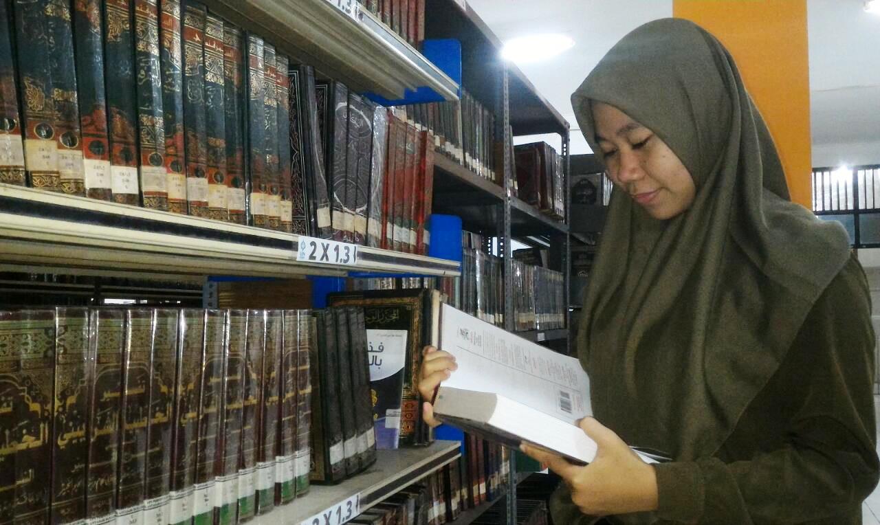 Mahasiswi UIN Antasari sedang mencari referensi. Foto Humas-Achmad Magfur