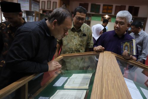 Para tamu Malaysia antusias melihat manuskrip ulama-ulama Banjar. Foto Humas-Hadi Rustami