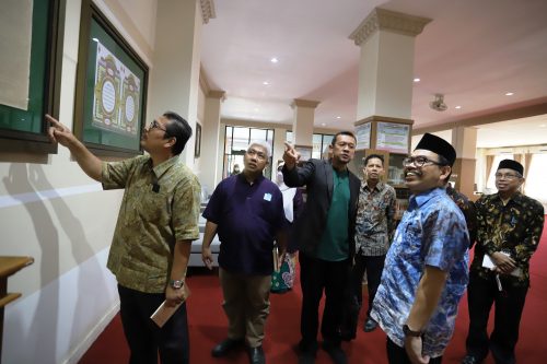 Rektor Prof. Dr. H. Mujiburrahman, M.A. sedang memandu tamu luar negeri di Banjar Corner. Foto Humas-Hadi Rustami.