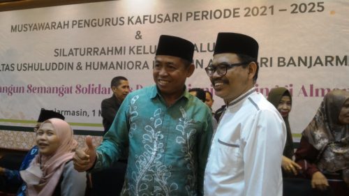 Rektor UIN Antasari (kanan) diajak foto bersama alumnus Fakultas Ushuluddin yang kini menjadi WR II UM Banjarmasin (Adriani Yulizar). Foto Humas-Achmad Magfur