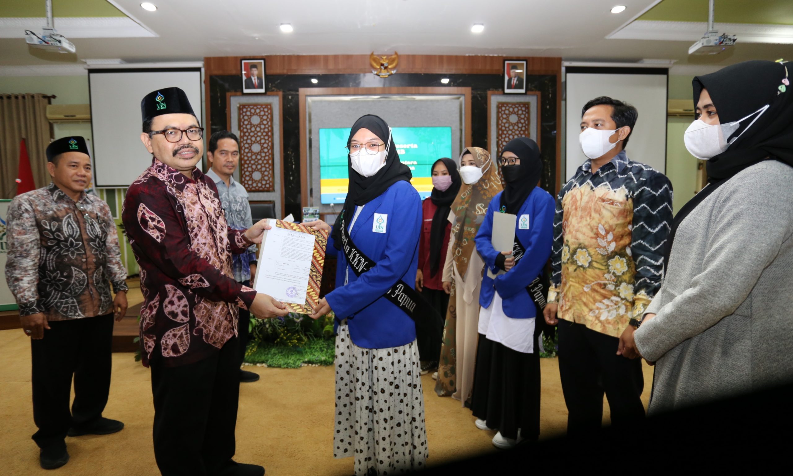 Rektor UIN Antasari melepas Rizki Amalia dan Duratun Nafisah (di belakangnya) saat didamping orang tua dan wali masing-masing