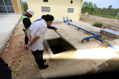 Rektor UIN Antasari melihat hasil pembangunan kolam retensi