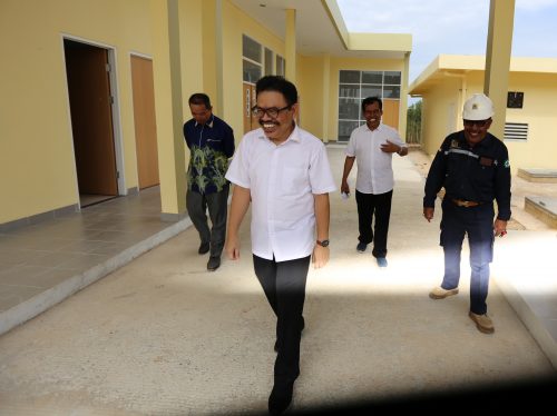 Rektor mengunjungi gedung asrama putra yang baru rampung