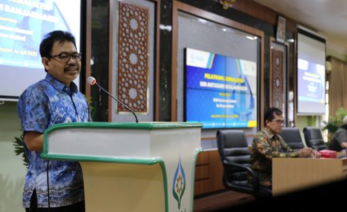 Rektor saat membuka acara