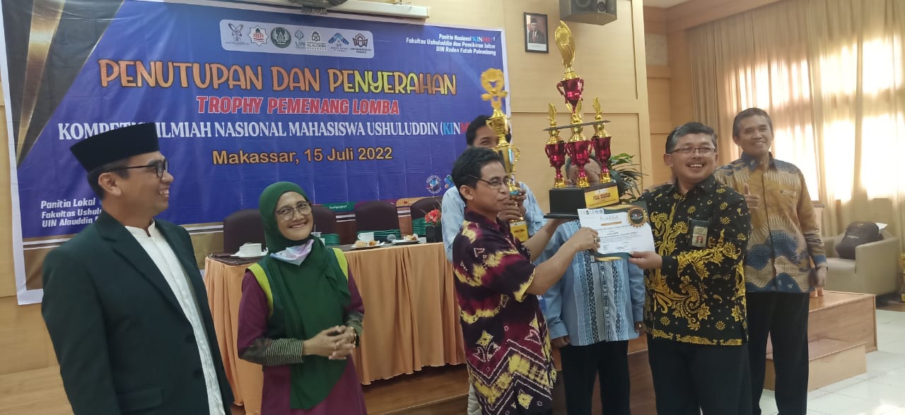 Wakil Dekan 2 FUH UIN Antasari saat Menerima PIala Juara Umum dari Panitia KINMU 1. Foto FUH untuk Humas