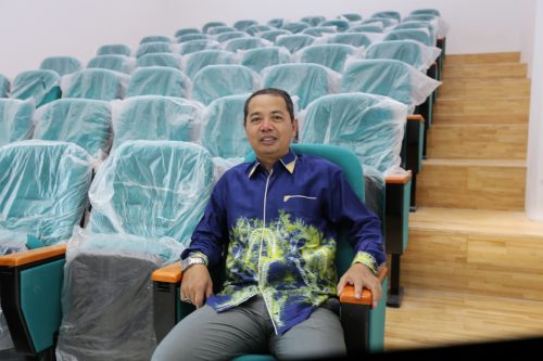 Wakil Rektor Bidang AUPK Dr. H. A. Sagir, M.Ag. saat mengunjungi ruang miniteater di gedung perpustakaan baru, Sabtu (09.07.2022). Foto Humas-Hadi R.