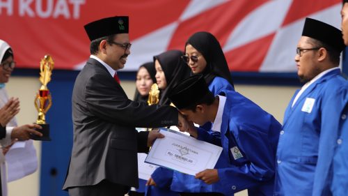 Akhmad Arifin, Juara 1 Karat Tulis Ilmiah Filsafat KINMU I saat menerima penghargaan dari UIN Antasari (Foto-Humas-Yulida Rifani)