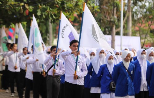 Aksi pengibaran bendera di Upacara Pembukaan PBAK 2022 (Foto-Humas-Yulida Rifani)