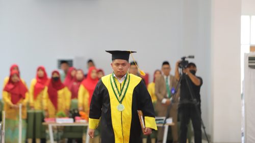 Andi Muhammad Nur, S.E. Bin Andi Loge Wisudawan Terbaik ke-2 di Wisuda UIN Antasari Agustus 2022 (Foto-Humas-Yulida Rifani)
