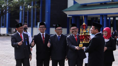 Dekan FUH saat menerima Piala Bergilir KINMU (Foto-Humas-Yulida Rifani)