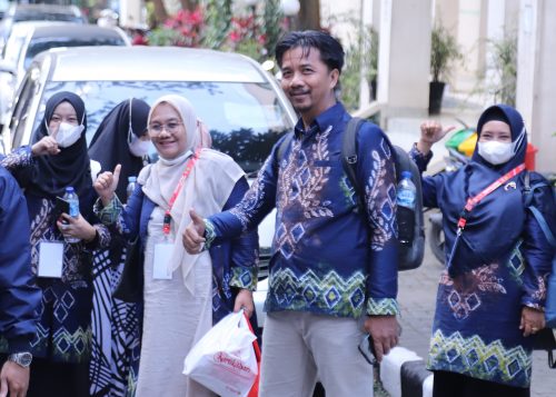 Dr. H. Ahmad Mujahid, M.A. saat mendampingi Kontingen UIN Antasari di Pesona 2022 Bandung. (Foto-Humas-Yulida Rifani)