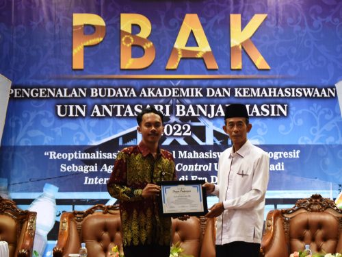 Dr. H. Mukhyar Sani, M.A. (Kanan) saat menerima kenang-kenangan dari panitia (Foto-Humas-Achmad Magfur)