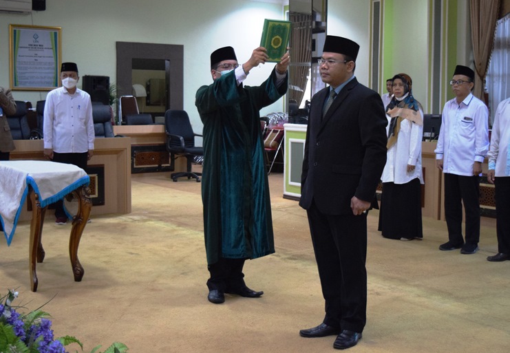 Dr. Taufik Hidayat, S.Psi., Psikolog, M.Kes diangkat sumpahnya untuk menjadi Dosen UIN Antasari (Foto-Humas-Zulkifli Ariyadi)