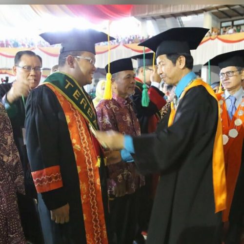 Dr. Taufik Hidayat, S.Psi., Psikolog, M.Kes. saat dianugerahkan menjadi wisudawan Terbaik UIN Antasari Bulan September Tahun 2017 (Foto-Taufik Hidayat untuk Humas)