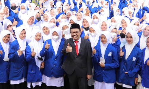 Foto bersama Rektor UIN Antasari dengan para mahasiswi baru (Foto-Humas-Yulida Rifani)