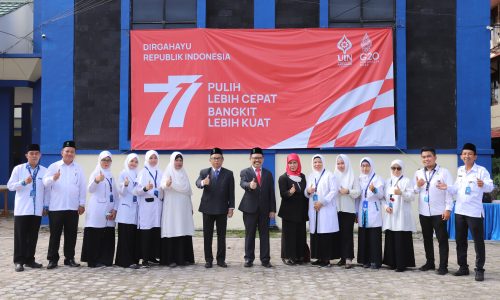 Foto bersama Rektor UIN Antasari dengan para petugas upacara (Foto-Humas-Yulida Rifani)