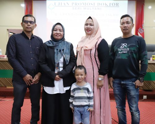 Foto bersama Seri Mulyani bersama keluarga dari Buntok. Foto Humas-Hadi Rustami