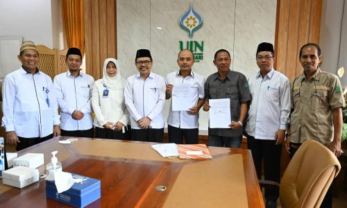 Foto bersama usai penandatanganan surat perjanjian kerja rehab Gedung Perkuliahan FUH UIN Antasari. Foto Humas-Hadi Rustami