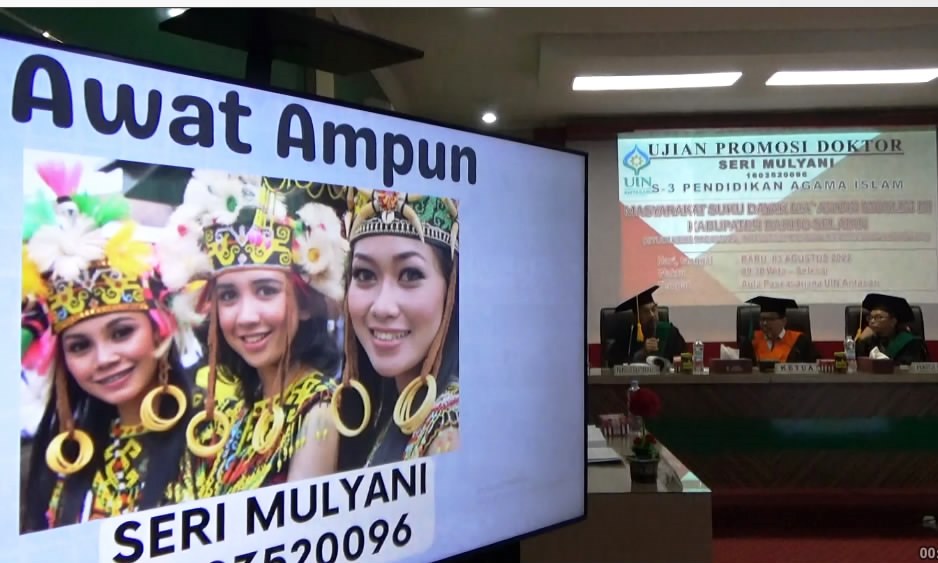 Ilustrasi gadis Dayak ditampilkan saat Ujian Promosi Doktor Seri Mulyani di Aula Gedung Pascasarjana UIN Antasari. Foto Humas-Achmad Magfur