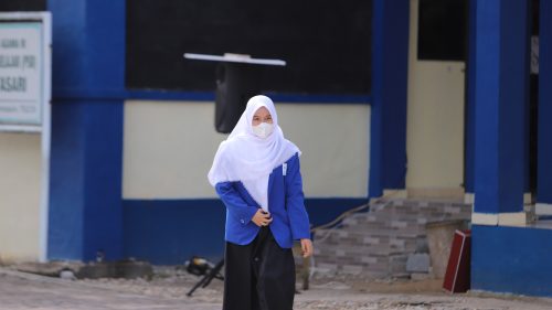 Juara Harapan 2 MTQ Putri Pesona I 2022 Nadita Aisyah Putri saat bersiap menerima penghargaan dari UIN Antasari (Foto-Humas-Yulida Rifani)