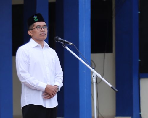 Karo AAKK UIN Antasari Drs. Rijalul Faqih, M.Si. saat menjadi pembina apel, Senin (15-08-2022). Foto-Humas-Yulida Rifani