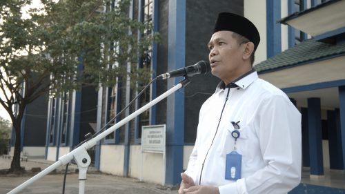 Karo AUPKK UIN Antasari Dr. H. Adnan Nota, M.A. saat menjadi pembina upacara. Foto Humas-Achmad Magfur