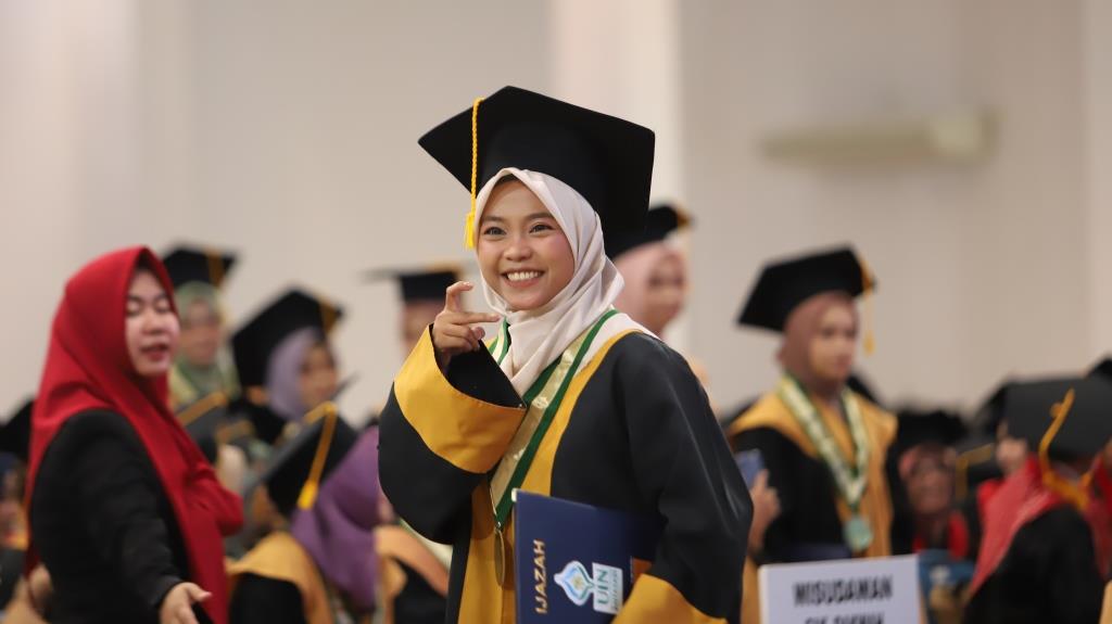 Keceriaan Maulitia Nur Khasanah, S.Sos. usai diwisuda (Foto-Humas-Yulida Rifani)