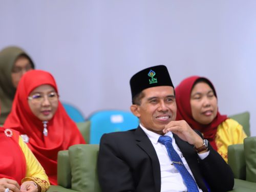 Kepala Biro Administrasi Akademik, Keuangan, dan Kerja Sama UIN Antasari Drs. H. Rijalul Faqih, M.Si. saat berhadir di Wisuda Agustus 2022 (Foto-Humas-Yulida Rifani)