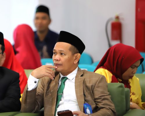 Kepala Biro Administrasi Umum, Perencanaan, Keuangan, dan Kepegawaian UIN Antasari Dr. H. Adnan Nota, M.A. saat berhadir di Wisuda Agustus 2022 (Foto-Humas-Yulida Rifani)