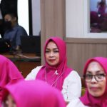 Ketua DWP UIN Antasari Ny. Hj. Mariani Mujiburrahman saat hadir di Bandung (Foto-Humas-Yulida Rifani)