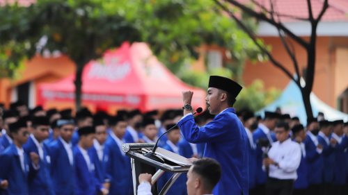 Ketua Dema UIN Antasari sedang memberi semangat kepada para mahasiswa baru (Foto-Humas-Yulida Rifani)