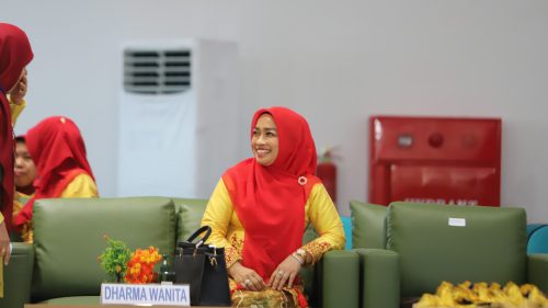 Ketua Dharma Wanita Persatuan UIN Antasari Nyoya Hj. Mariani Mujiburrahman turut berhadir di Wisuda Agustus 2022 (Foto-Humas-Yulida Rifani)