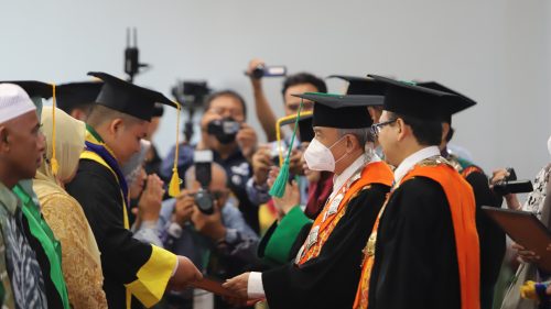 Ketua Senat UIN Antasari Prof. Dr. H. A. Hafiz Anshari A.Z., M.A. saat memberikan penghargaan kepada para wisudawan-wisudawati terbaik Agustus 2022 (Foto-Humas-Yulida Rifani)