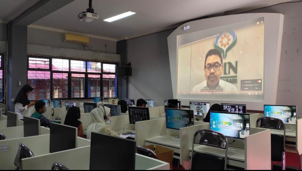 Laboratorium Unit Teknologi Informasi dan Pangkalan Data menjadi pusat pelaksanaan secara daring seminar pembekalan kerja (Foto-M. Khairul Rizki untuk Humas)