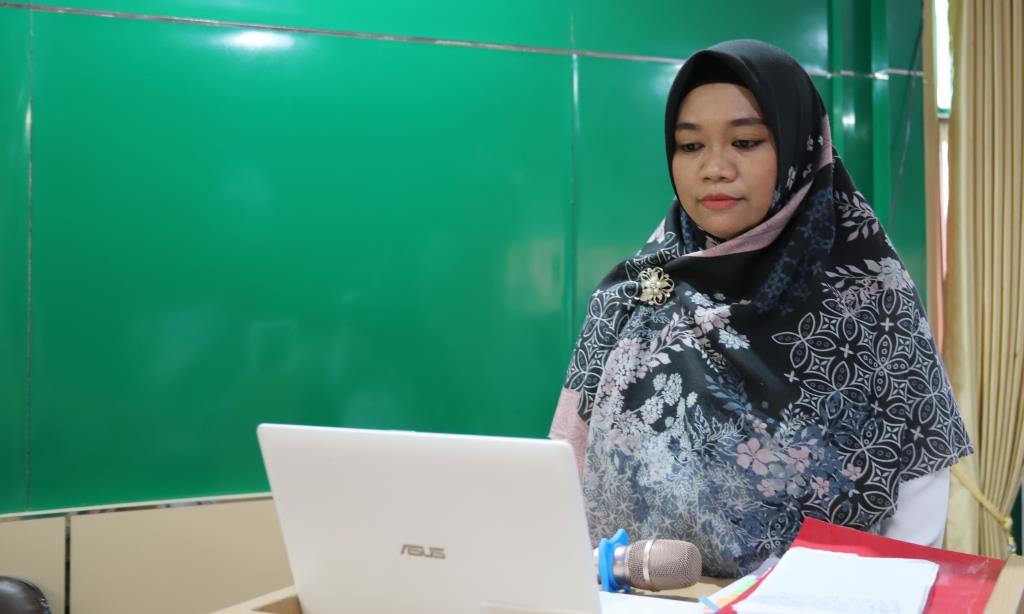 Mahasiswi S-3 PAI UIN Antasari Ria Susanti saat Ujian Promosi Doktor. Foto Humas-Hadi Rustami