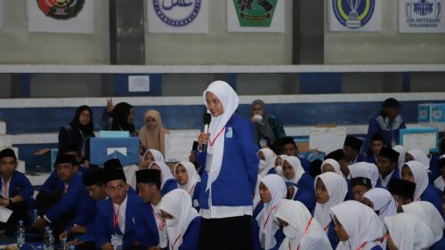 Mahasiswi baru antusias bertanya saat sesi materi dari Rektor (Foto-Humas-Yulida Rifani)